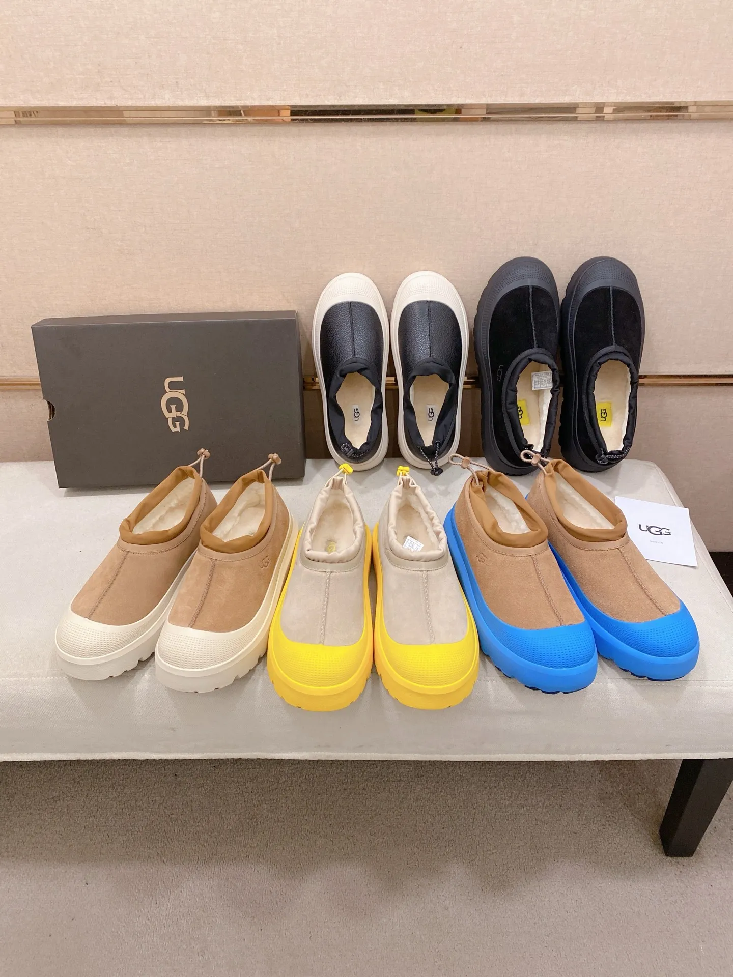 Factory price: 480💰Couple model💏 Same style as Wang Yibo, North American men's shoes Ugg ☃️In the special sale of new high-quality men's shoes snow boots in autumn and winter, the nemesis of extreme cold weather! Made of cowhide leather, merino wool lining, and original outsole, whether driving, outdoor or daily wear, there is always one that suits you! Male and female size: 35-46.